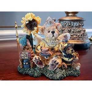 Boyds Bears Victoria Regina Buzzbruin So Many Flowers, So Little Time